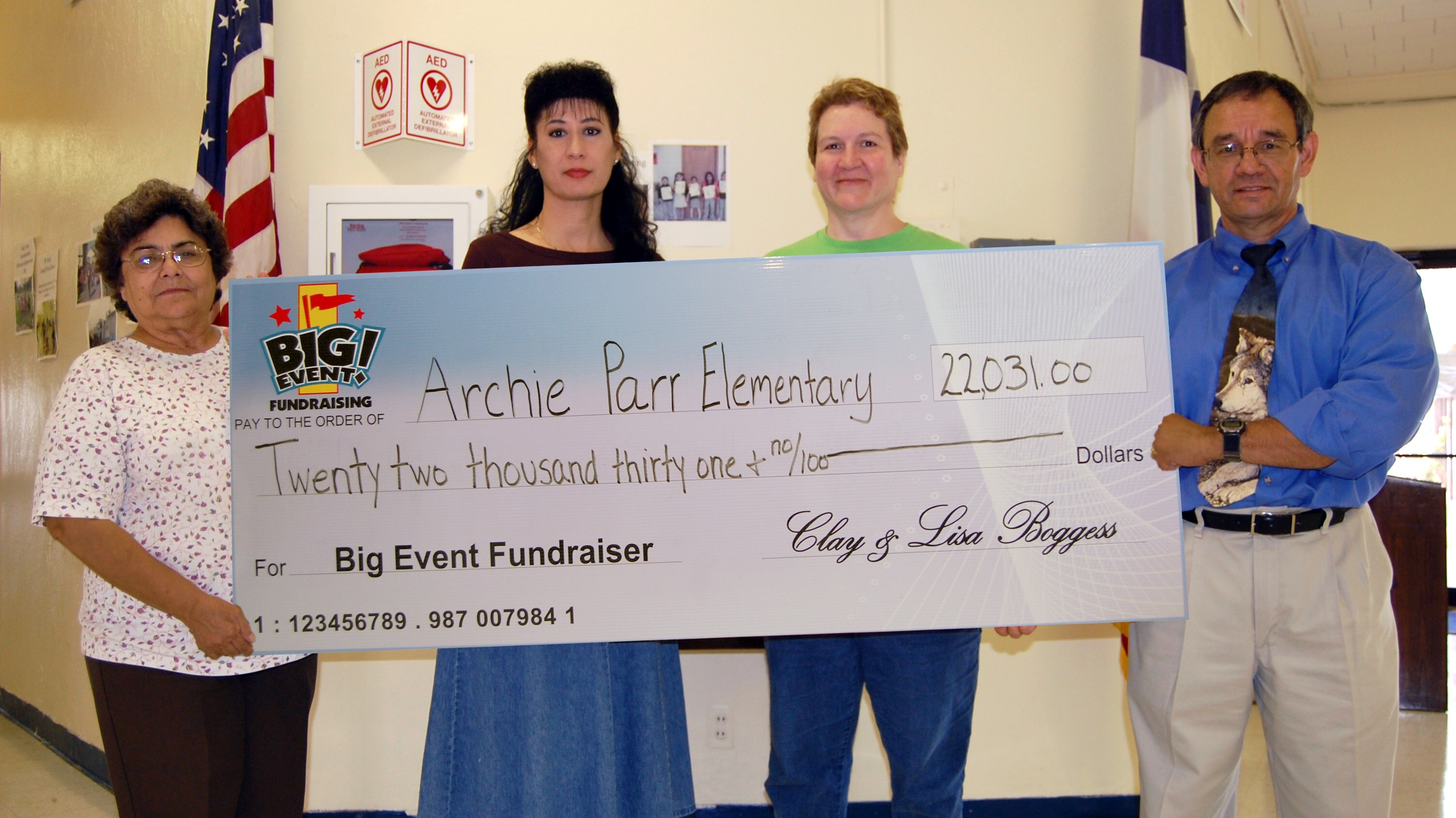 School Enjoys Working with Big Fundraising Ideas Archie Parr Elementary School fundraising team holding check